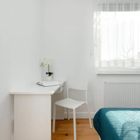 Sunny With Parking & Garden By Renters *